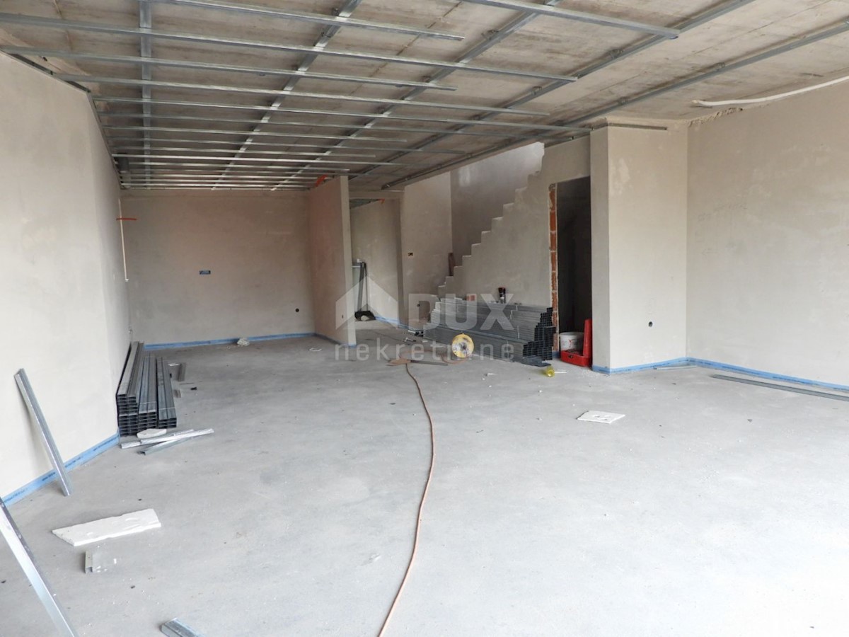 OPATIJA, POBRI - vrstna vila 214m2 s pogledom na morje + urejen vrt 150m2