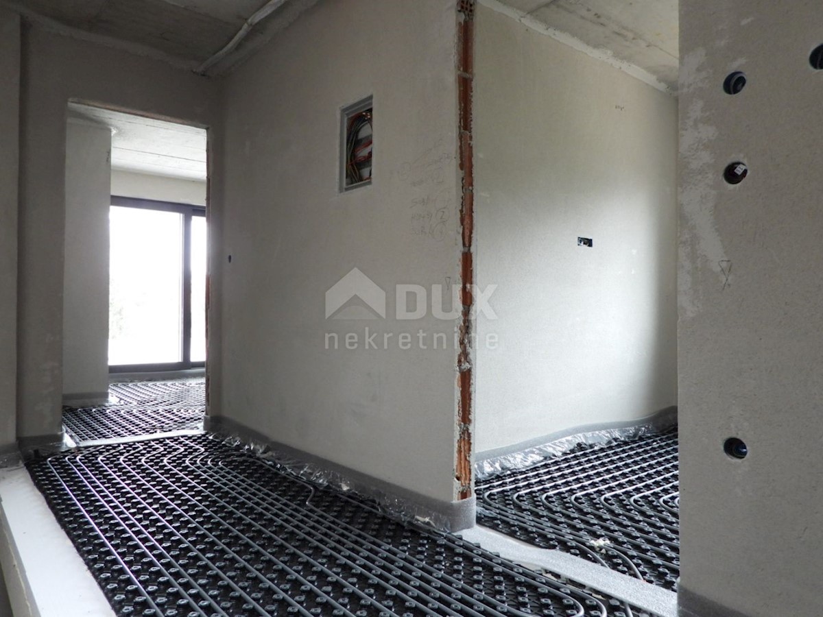 OPATIJA, POBRI - vrstna vila 214m2 s pogledom na morje + urejen vrt 150m2