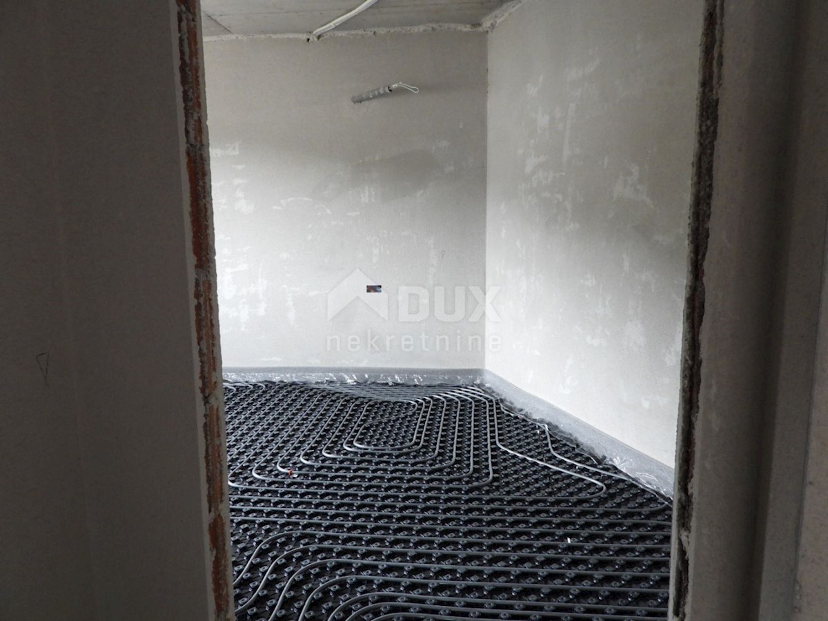 OPATIJA, POBRI - vrstna vila 214m2 s pogledom na morje + urejen vrt 150m2