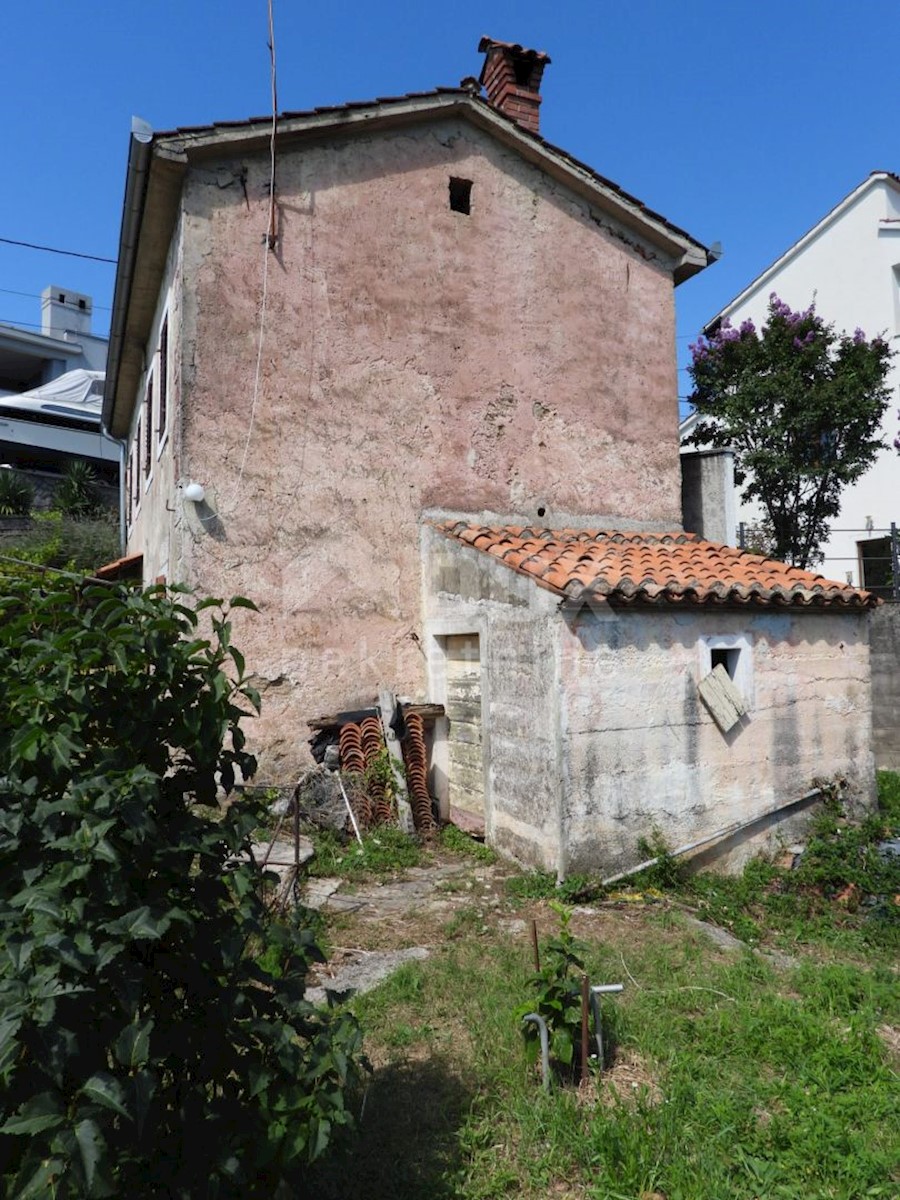 OPATIJA, IČIĆI, POLJANE - gradbeno zemljišče 1333m2 + stara hiša 85m2 s pogledom na morje za družinsko hišo/vilo/apartmaje/hišo za najem - počitnice z bazenom