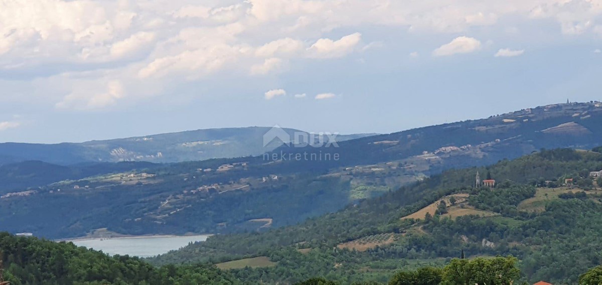 ISTRA, PAZIN - Zazidljivo zemljišče 1576 m2 s pogledom na jezero