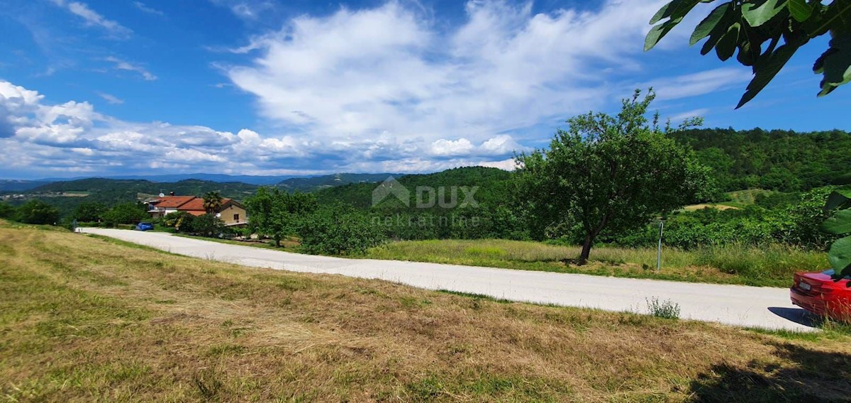 ISTRA, PAZIN - Zazidljivo zemljišče 1576 m2 s pogledom na jezero