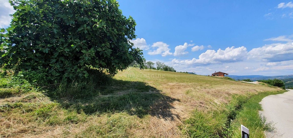 ISTRA, PAZIN - Zazidljivo zemljišče 1576 m2 s pogledom na jezero