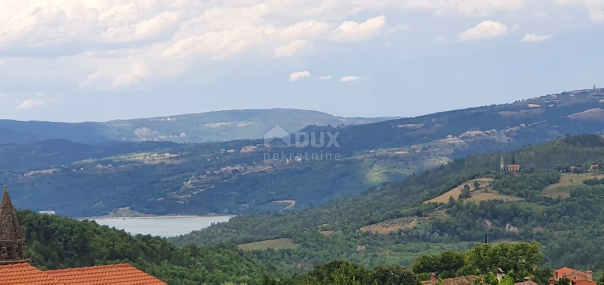 ISTRA, PAZIN - Zazidljivo zemljišče 1576 m2 s pogledom na jezero