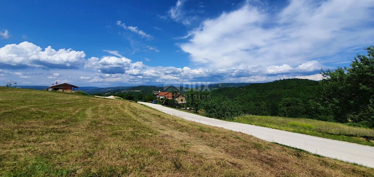 ISTRA, PAZIN - Zazidljivo zemljišče 1576 m2 s pogledom na jezero