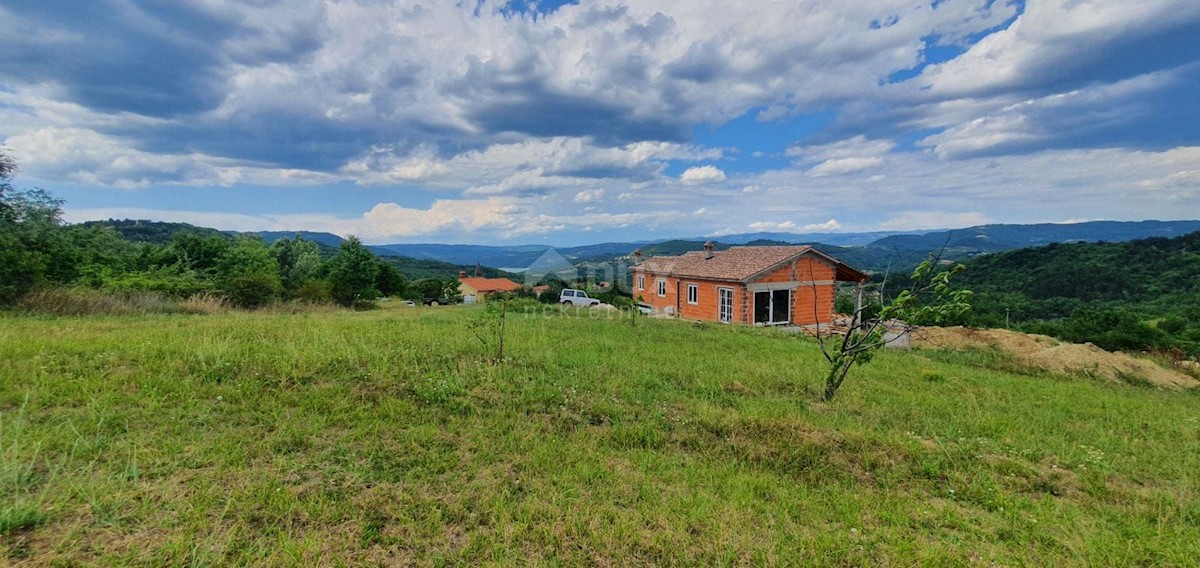 ISTRA, PAZIN - Zazidljivo zemljišče 1576 m2 s pogledom na jezero