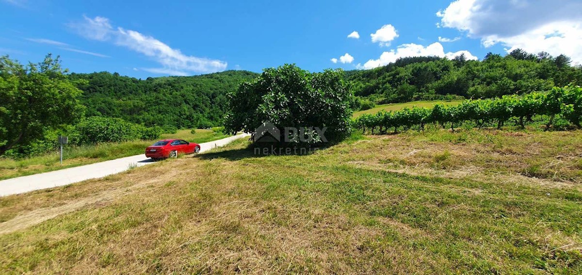 ISTRA, PAZIN - Zazidljivo zemljišče 1576 m2 s pogledom na jezero