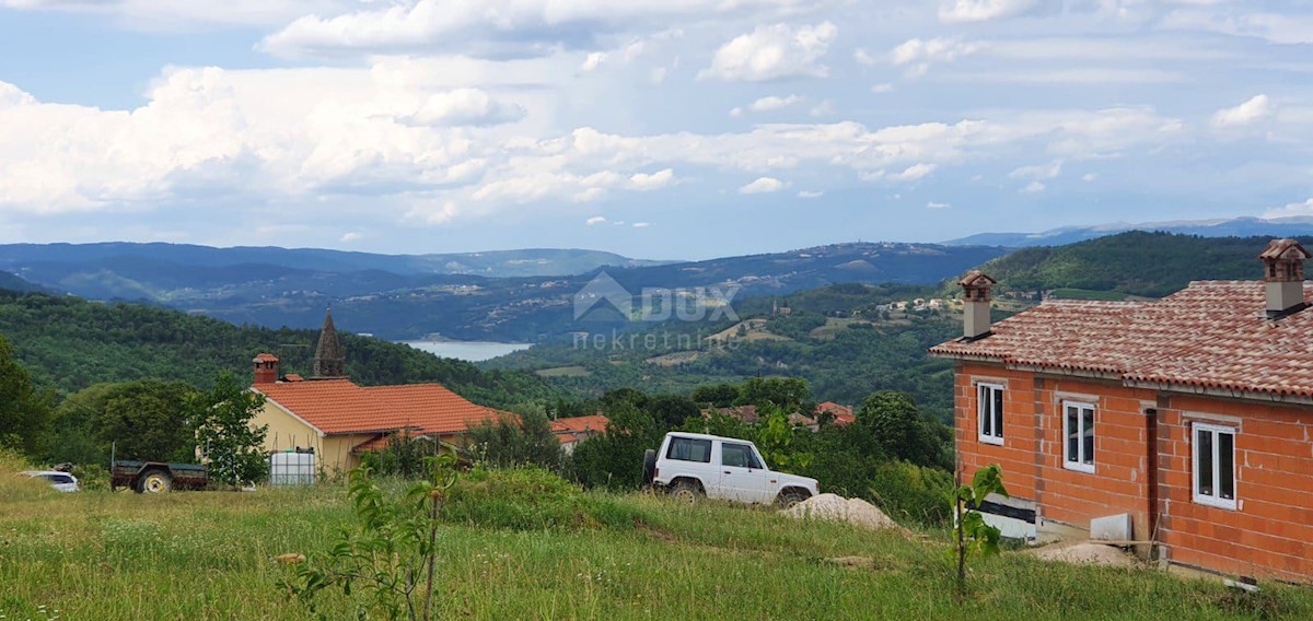 ISTRA, PAZIN - Zazidljivo zemljišče 1576 m2 s pogledom na jezero