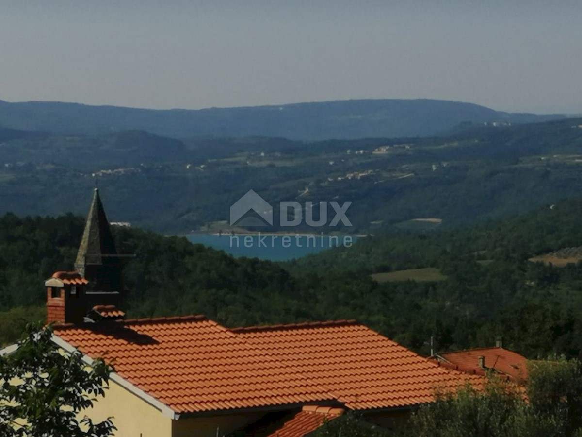 ISTRA, PAZIN - Zazidljivo zemljišče 1576 m2 s pogledom na jezero