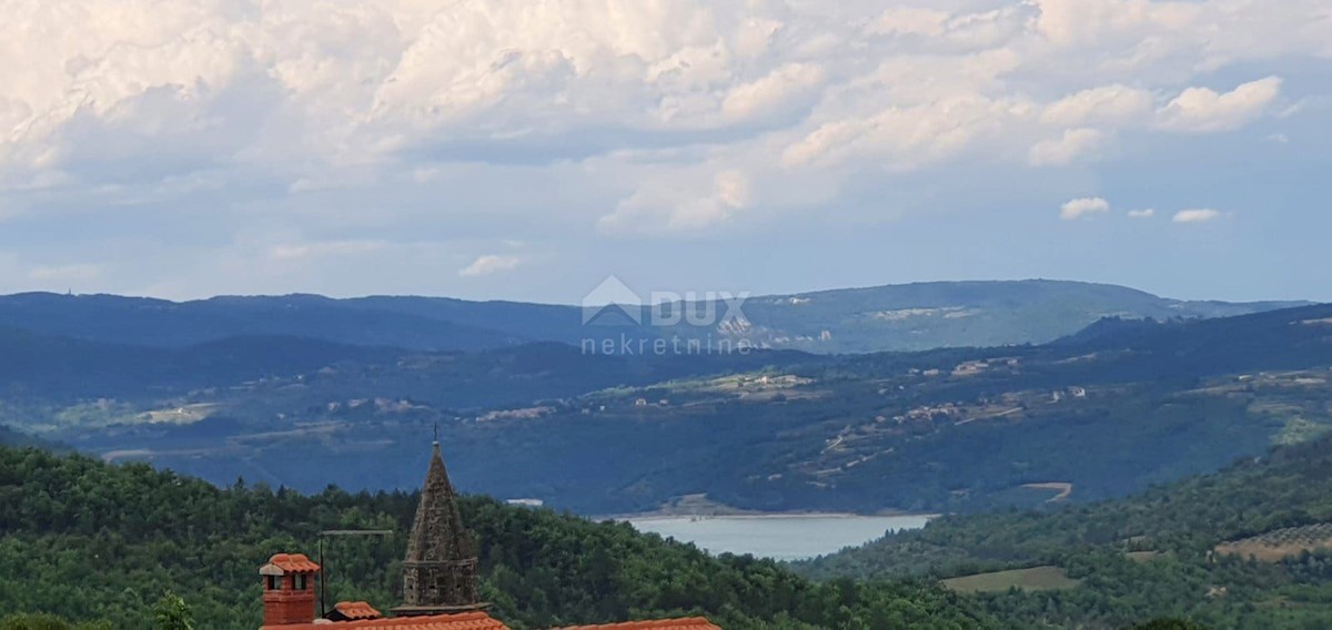 ISTRA, PAZIN - Zazidljivo zemljišče 1576 m2 s pogledom na jezero