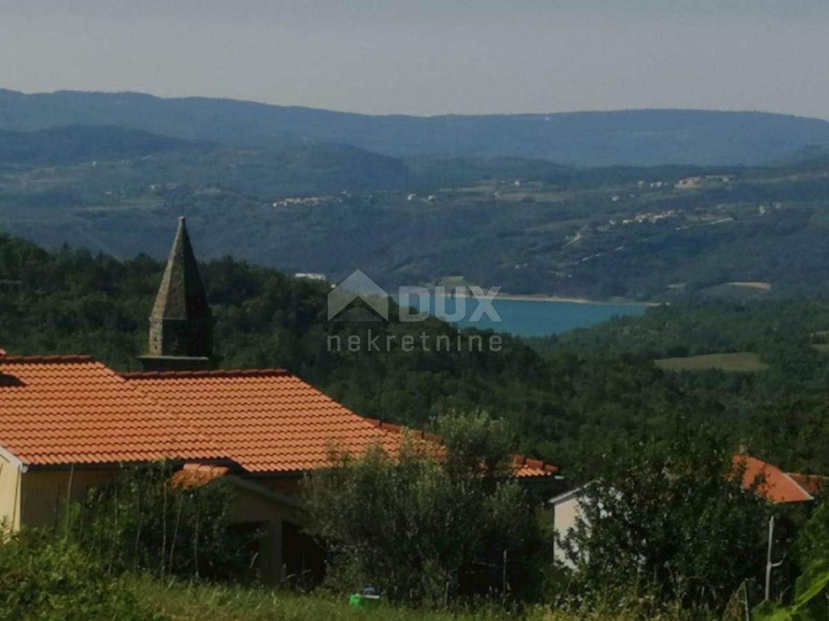 ISTRA, PAZIN - Zazidljivo zemljišče 1576 m2 s pogledom na jezero