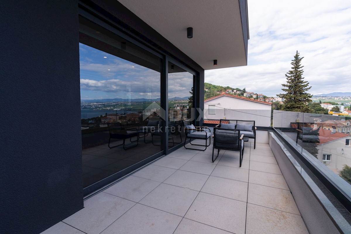 OPATIJA, CENTER - opremljeno stanovanje edinstvenih lastnosti v centru Opatije z bazenom, 200 metrov od Lungomareja, garaža, pogled