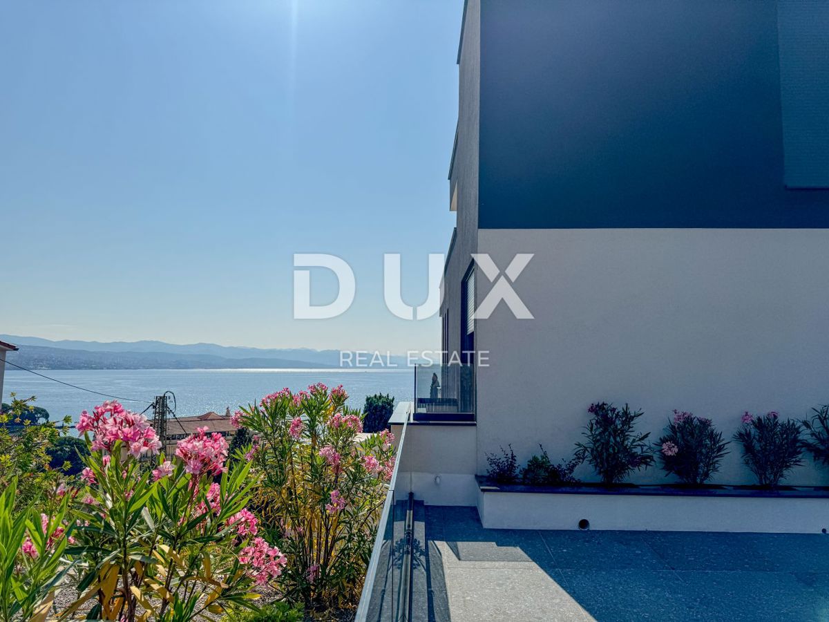 OPATIJA, CENTER - opremljeno stanovanje edinstvenih lastnosti v centru Opatije z bazenom, 200 metrov od Lungomareja, garaža, pogled