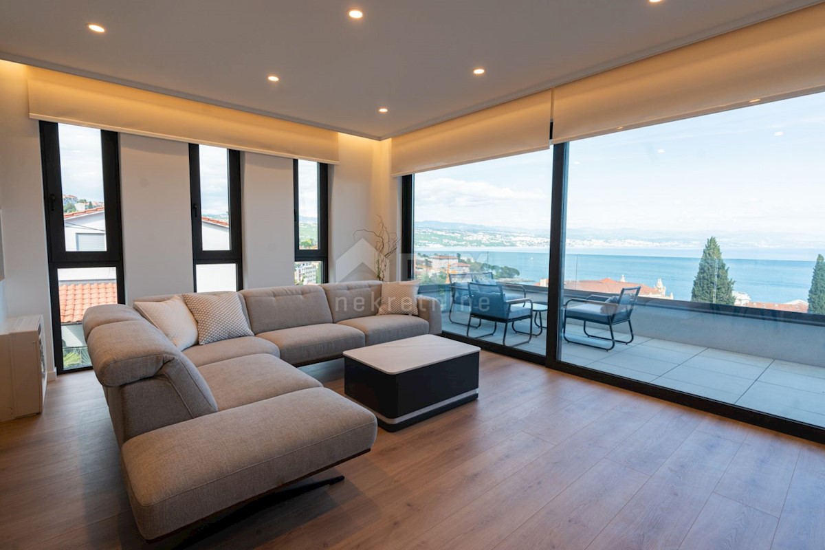 OPATIJA, CENTER - opremljeno stanovanje edinstvenih lastnosti v centru Opatije z bazenom, 200 metrov od Lungomareja, garaža, pogled