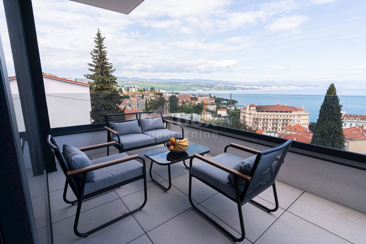 OPATIJA, CENTER - opremljeno stanovanje edinstvenih lastnosti v centru Opatije z bazenom, 200 metrov od Lungomareja, garaža, pogled