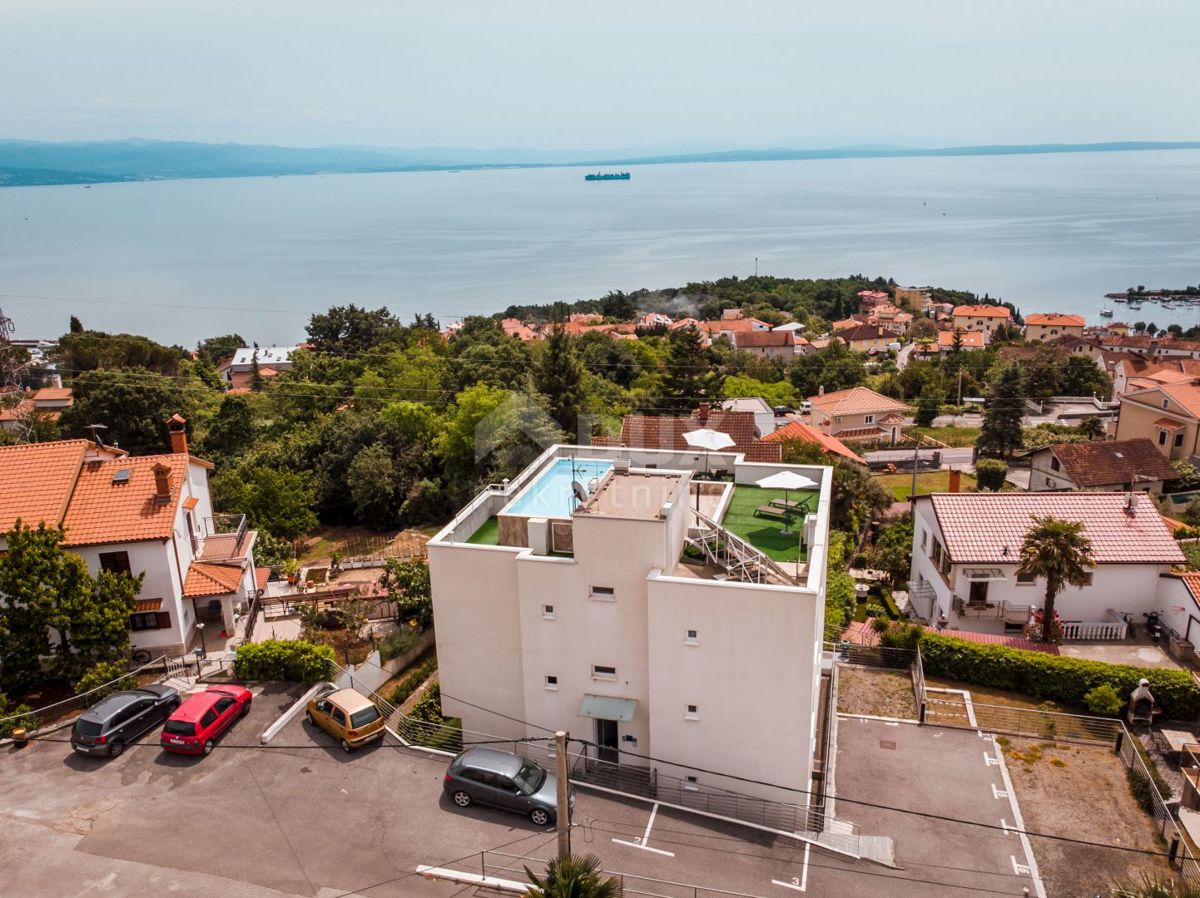 OPATIJA, IČIĆI - stanovanje 79m2 z vrtom v novejši stavbi z bazenom na strehi, pogled na morje, parking