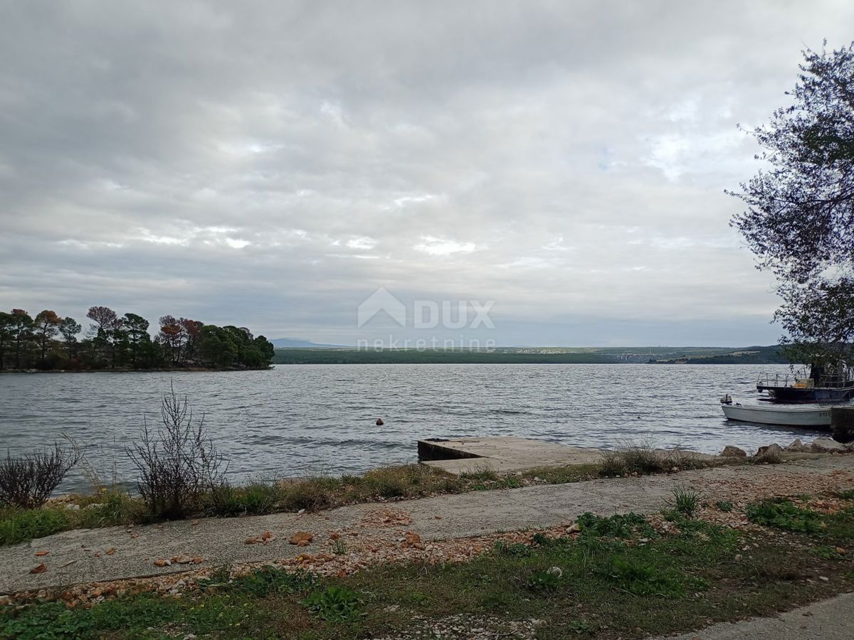 ŠIBENIK, RASLINA - Dve hiši s potencialom