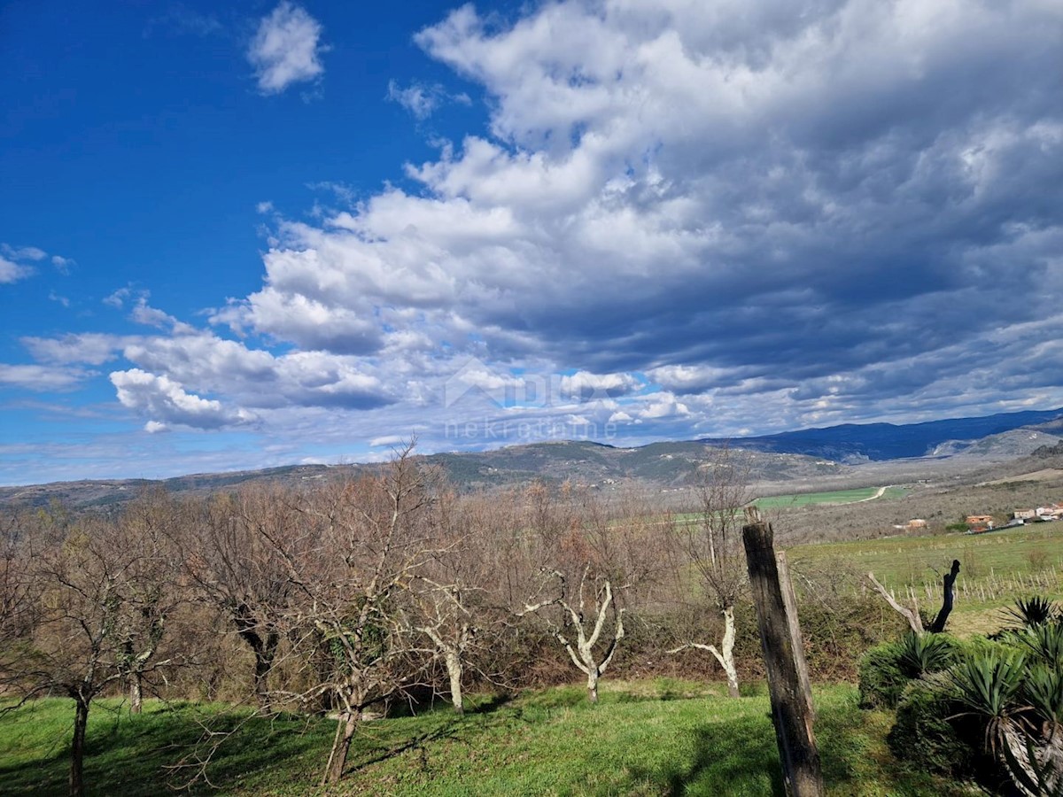 ISTRA, MOTOVUN - Zemljišče z impresivnim razgledom