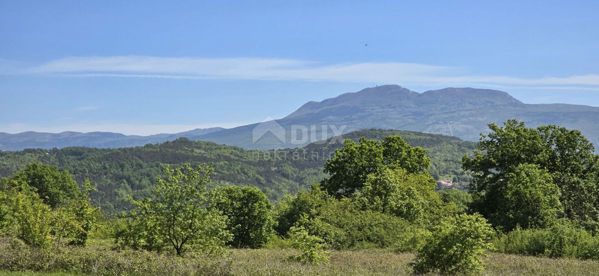 ISTRA, PIĆAN - Zemljišče z gradbenim dovoljenjem in odprtim pogledom na Učko