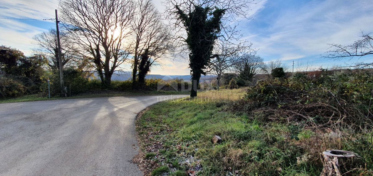 ISTRA, BARBAN - Zemljišče z veljavnim dovoljenjem in plačano komunalo, lep razgled