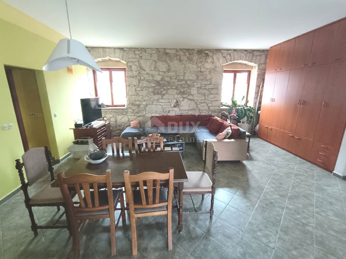 ISTRA, VALTURA Pritličje z dvoriščem na mirni lokaciji - 2 km od morja!