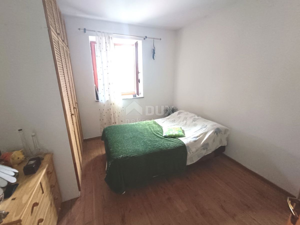 ISTRA, VALTURA Pritličje z dvoriščem na mirni lokaciji - 2 km od morja!