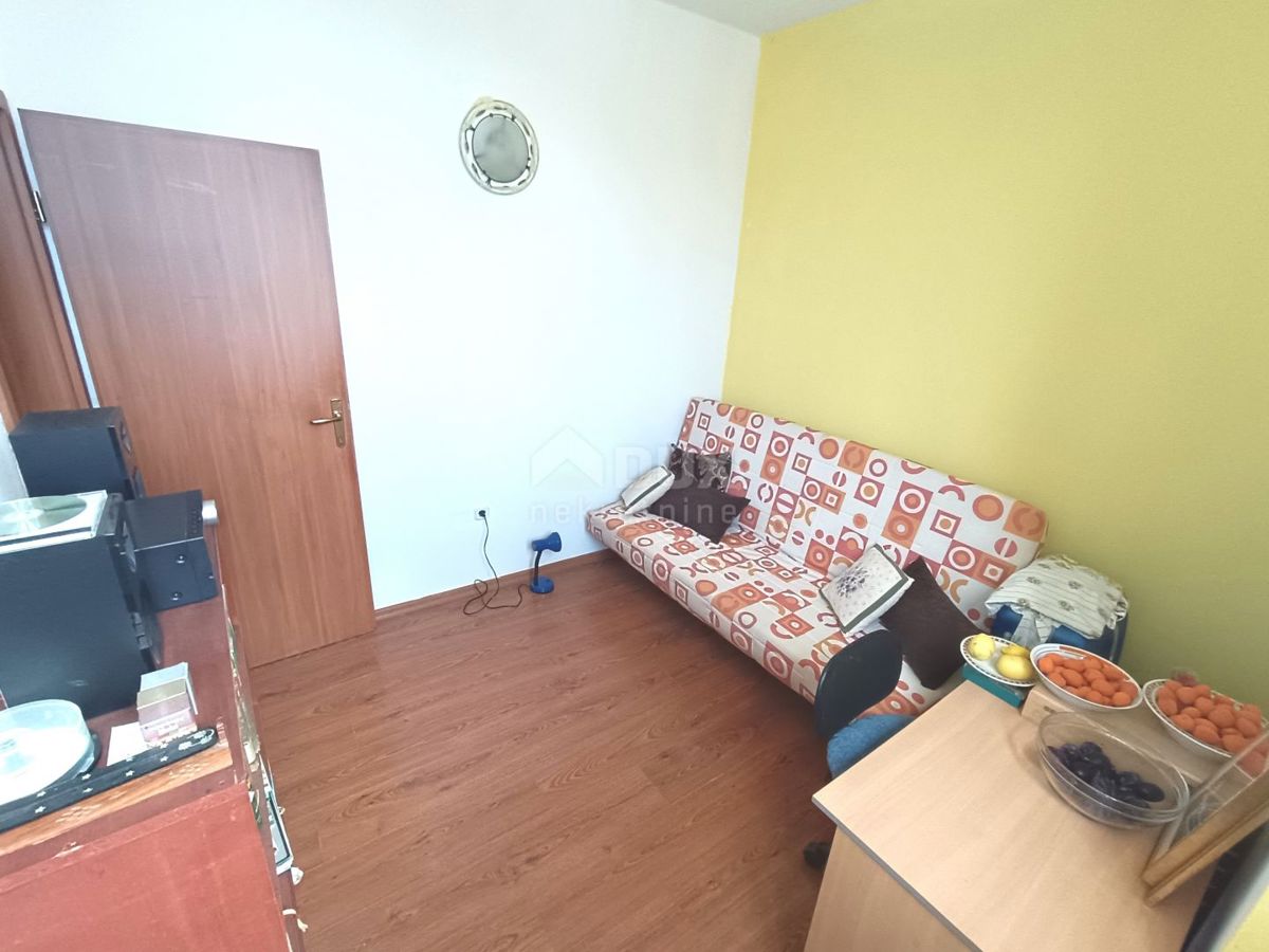 ISTRA, VALTURA Pritličje z dvoriščem na mirni lokaciji - 2 km od morja!