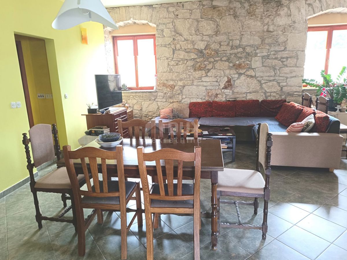 ISTRA, VALTURA Pritličje z dvoriščem na mirni lokaciji - 2 km od morja!