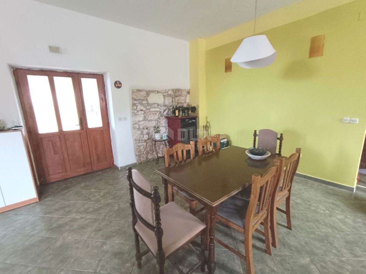 ISTRA, VALTURA Pritličje z dvoriščem na mirni lokaciji - 2 km od morja!
