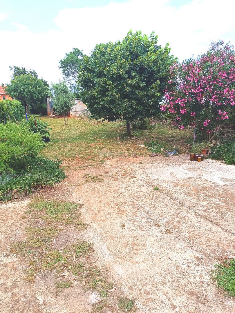 ISTRA, VALTURA Pritličje z dvoriščem na mirni lokaciji - 2 km od morja!
