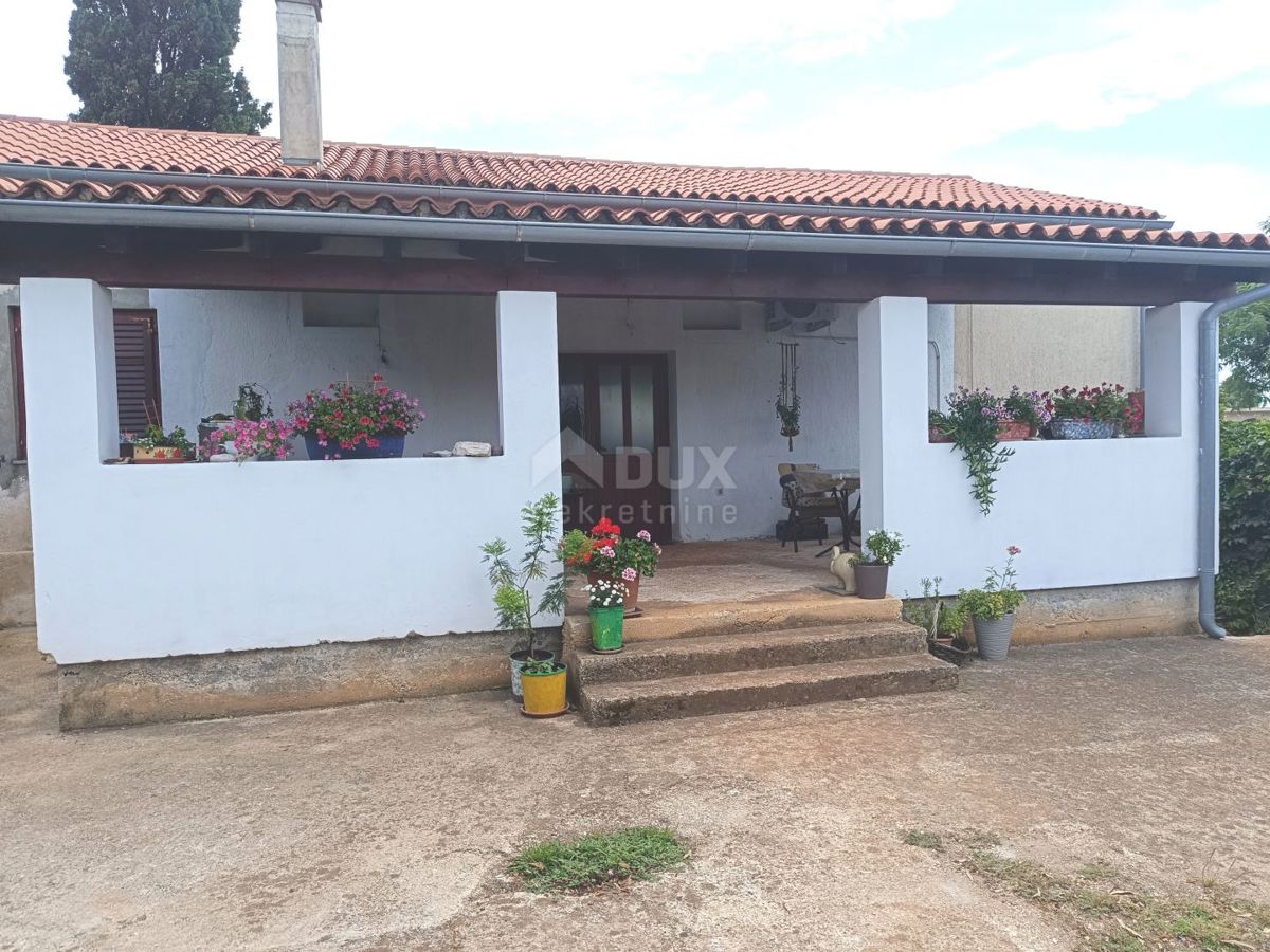 ISTRA, VALTURA Pritličje z dvoriščem na mirni lokaciji - 2 km od morja!