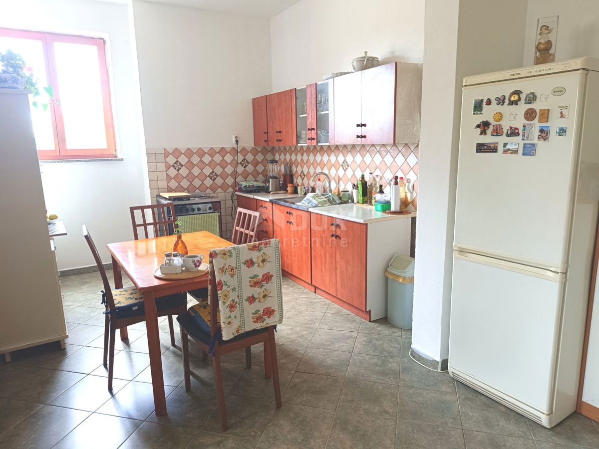 ISTRA, VALTURA Pritličje z dvoriščem na mirni lokaciji - 2 km od morja!