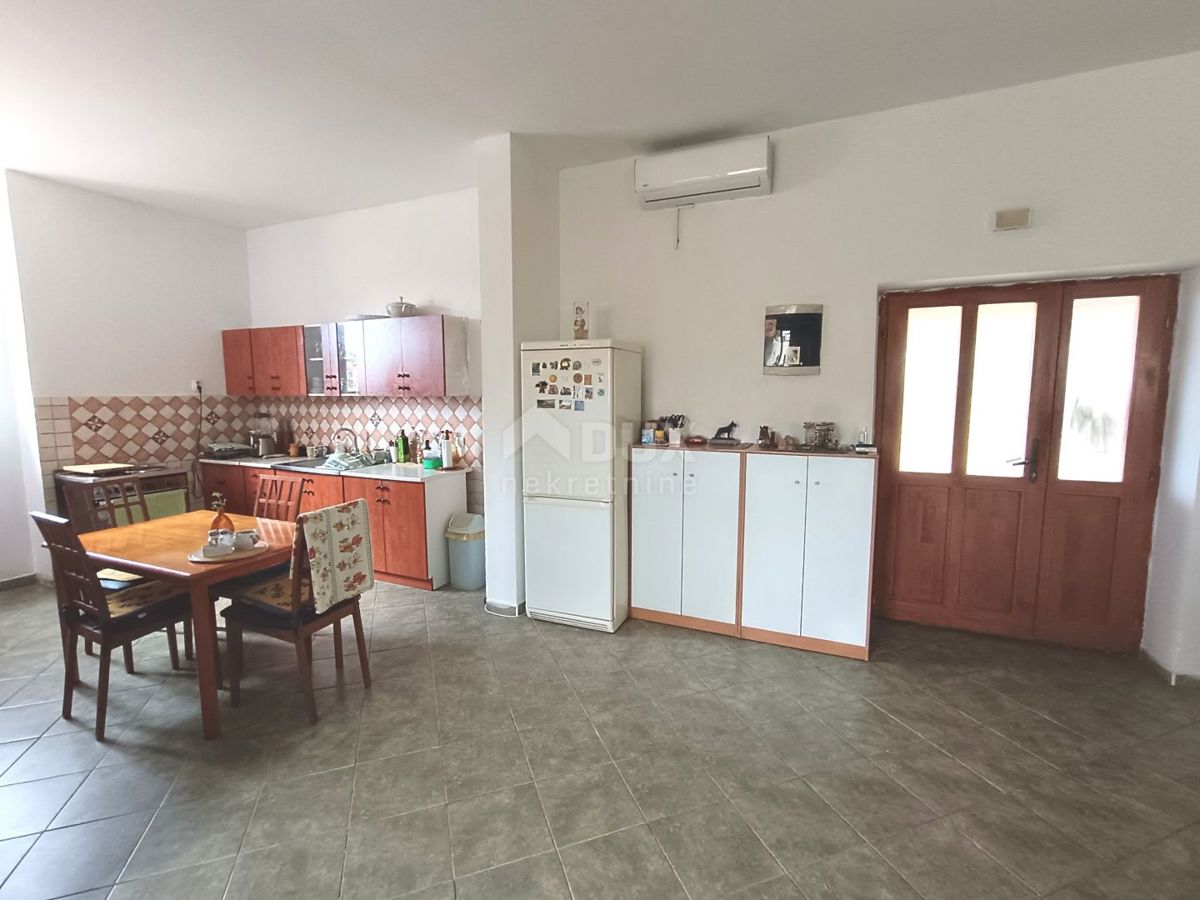 ISTRA, VALTURA Pritličje z dvoriščem na mirni lokaciji - 2 km od morja!