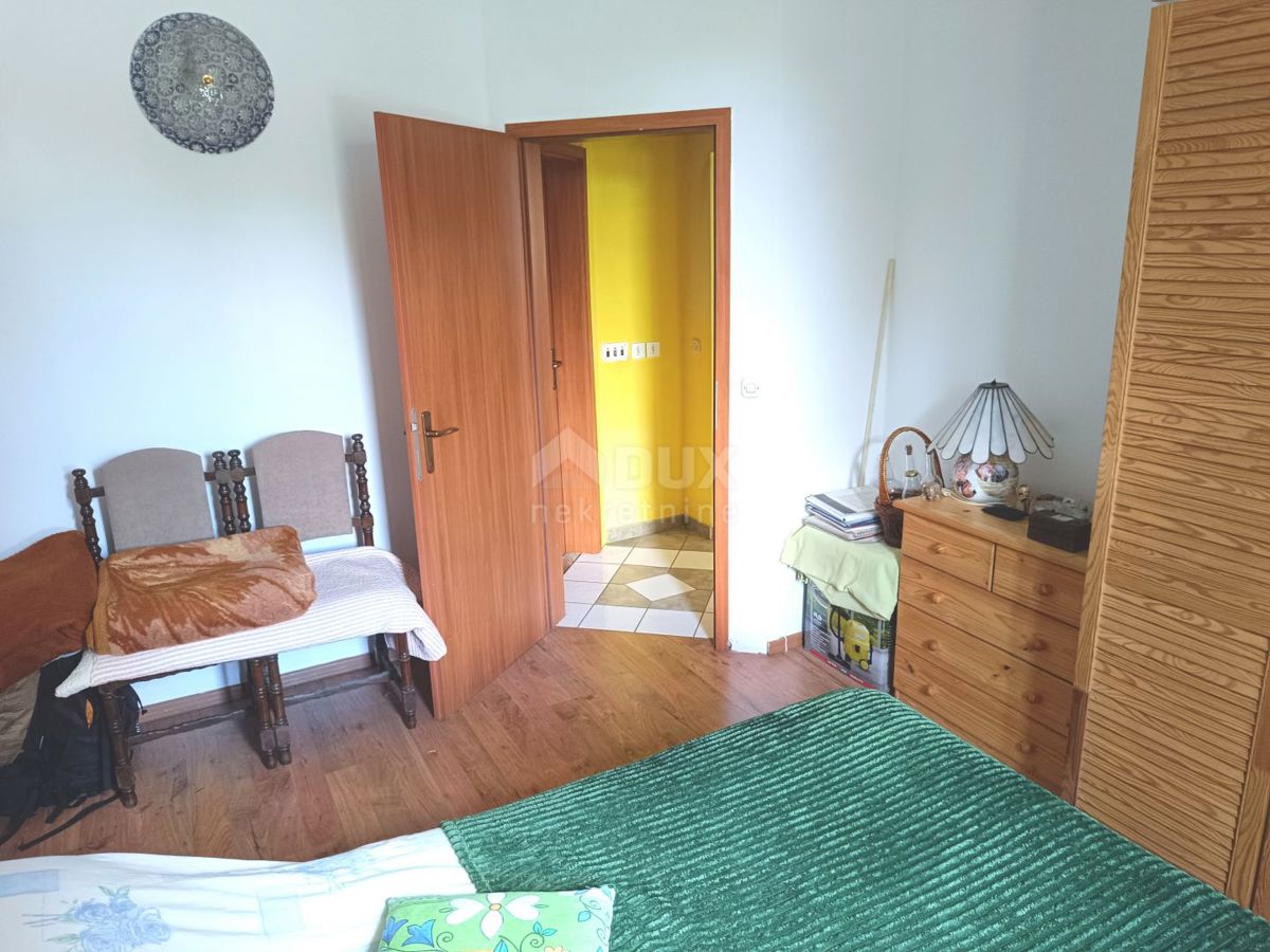 ISTRA, VALTURA Pritličje z dvoriščem na mirni lokaciji - 2 km od morja!