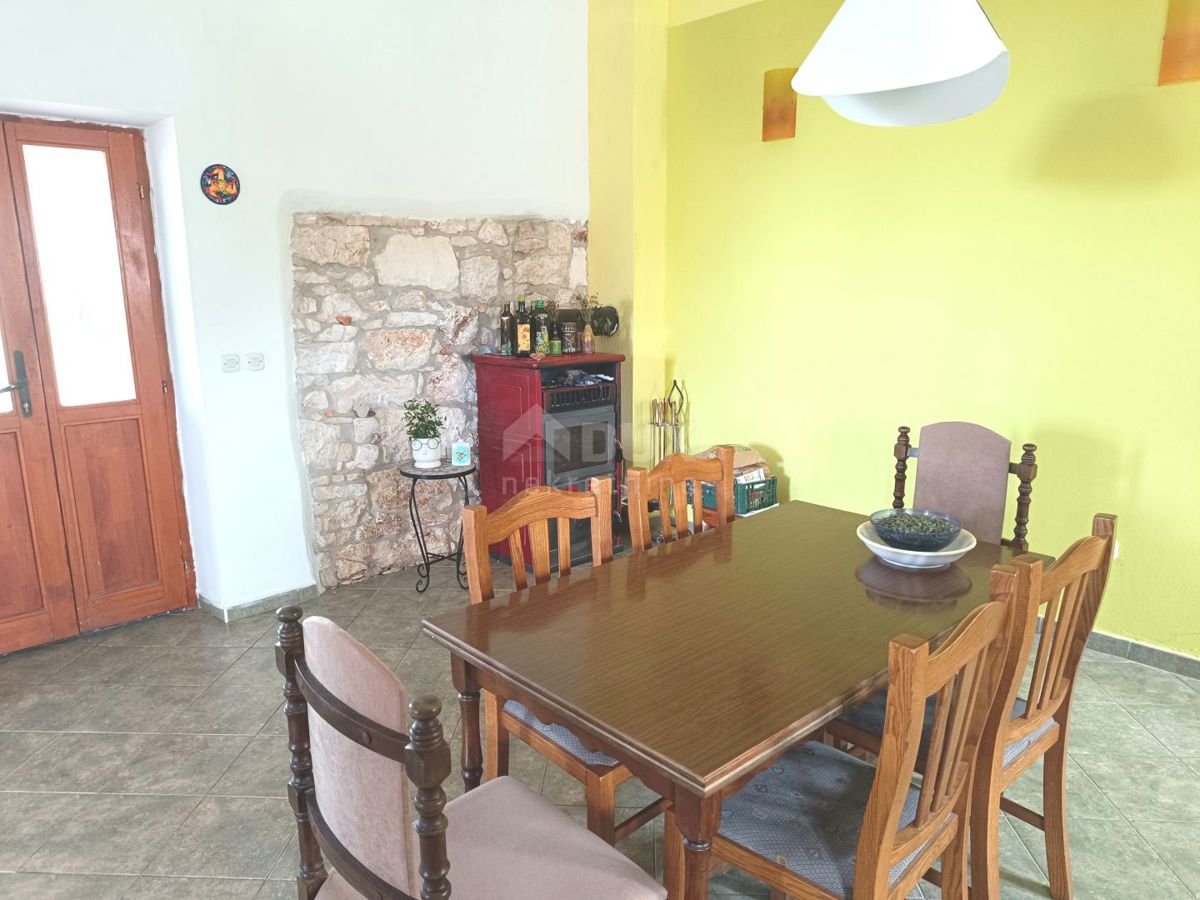 ISTRA, VALTURA Pritličje z dvoriščem na mirni lokaciji - 2 km od morja!