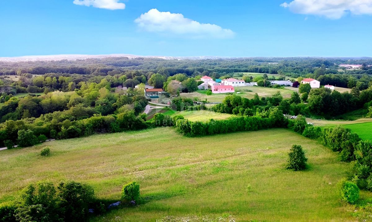 ISTRA, ŽMINJ - Prostorno zemljišče na robu vasi