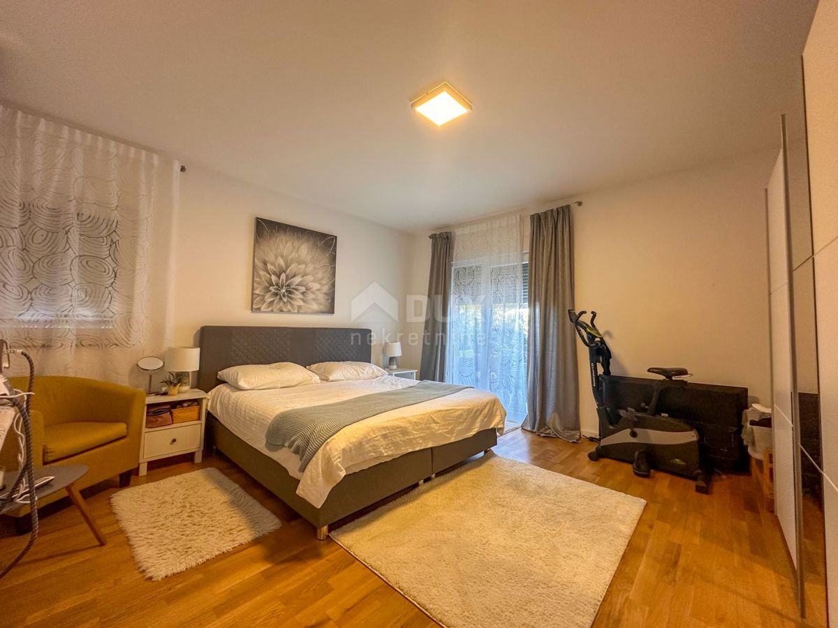 OPATIJA, MATULJI - hiša s tremi apartmaji, bazenom in pogledom na morje 