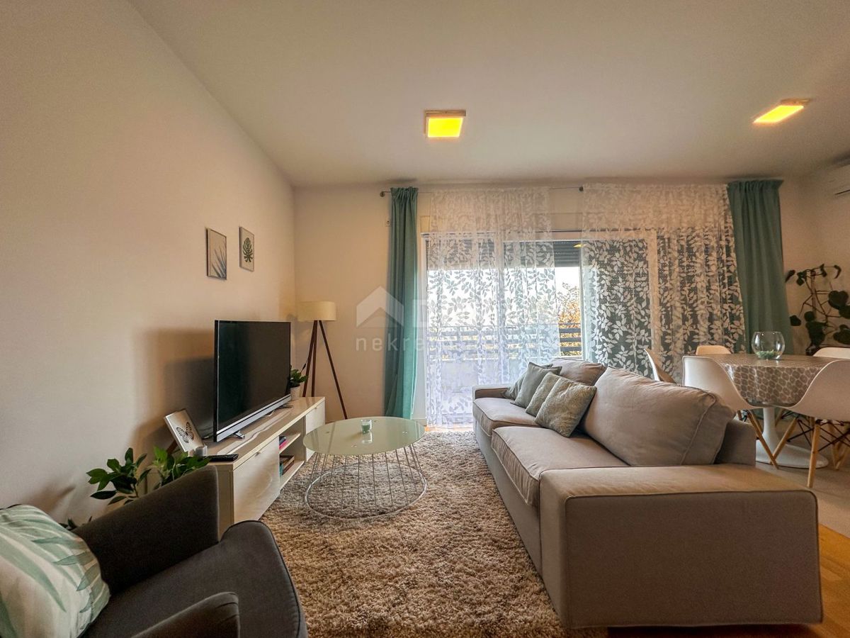 OPATIJA, MATULJI - hiša s tremi apartmaji, bazenom in pogledom na morje 