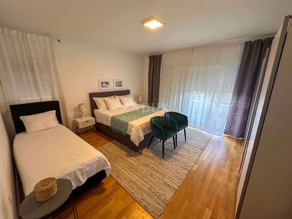 OPATIJA, MATULJI - hiša s tremi apartmaji, bazenom in pogledom na morje 