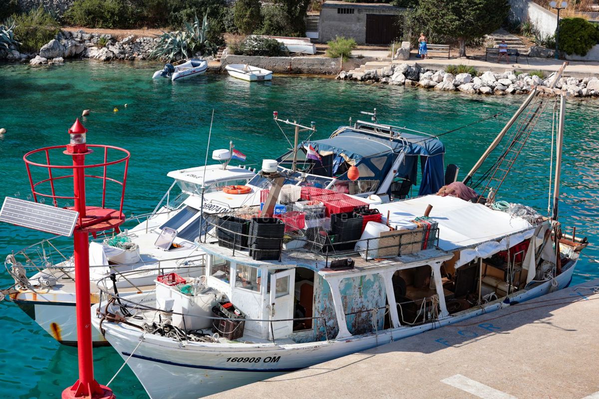 OTOK MOLAT - Investirajte v sredozemske sanje: Ekskluzivna ponudba štirih kamnitih hiš na Molatu - Idealno za pobeg v mir in naravo!