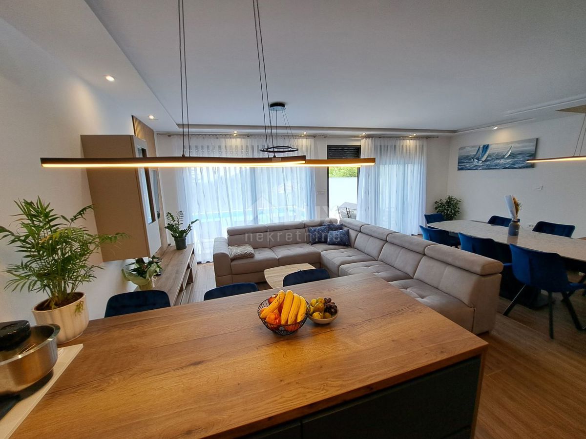 OPATIJA, LOVRAN - luksuzna vila z dvema apartmajema, dvema bazenoma in pogledom na morje 