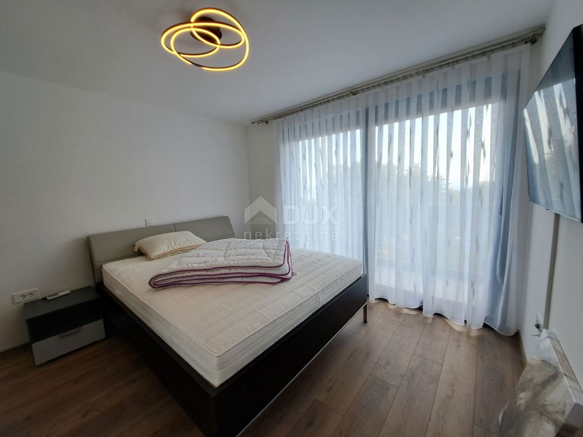 OPATIJA, LOVRAN - luksuzna vila z dvema apartmajema, dvema bazenoma in pogledom na morje 