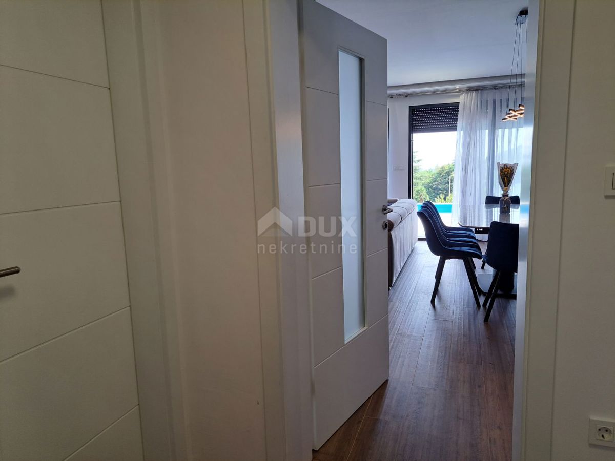 OPATIJA, LOVRAN - luksuzna vila z dvema apartmajema, dvema bazenoma in pogledom na morje 