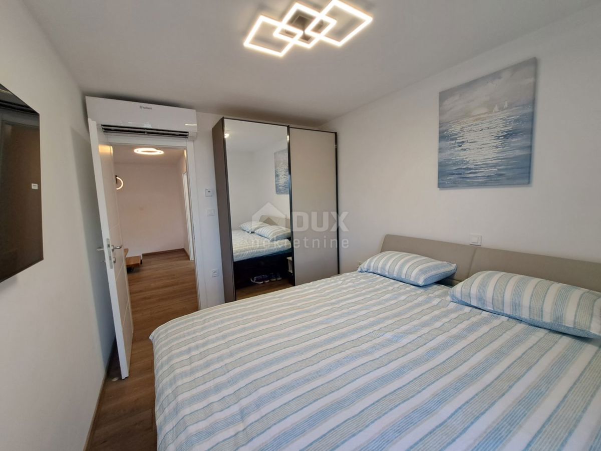 OPATIJA, LOVRAN - luksuzna vila z dvema apartmajema, dvema bazenoma in pogledom na morje 