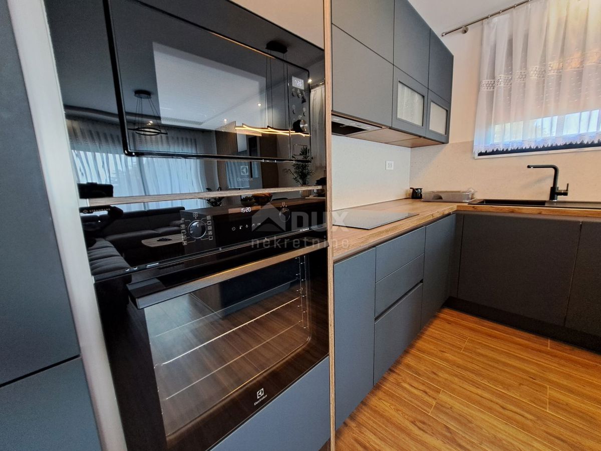 OPATIJA, LOVRAN - luksuzna vila z dvema apartmajema, dvema bazenoma in pogledom na morje 