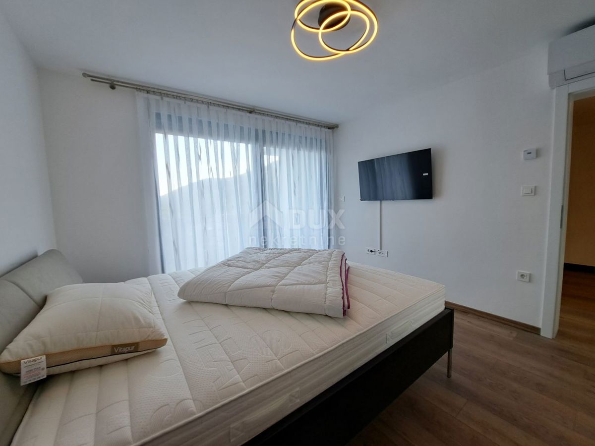 OPATIJA, LOVRAN - luksuzna vila z dvema apartmajema, dvema bazenoma in pogledom na morje 