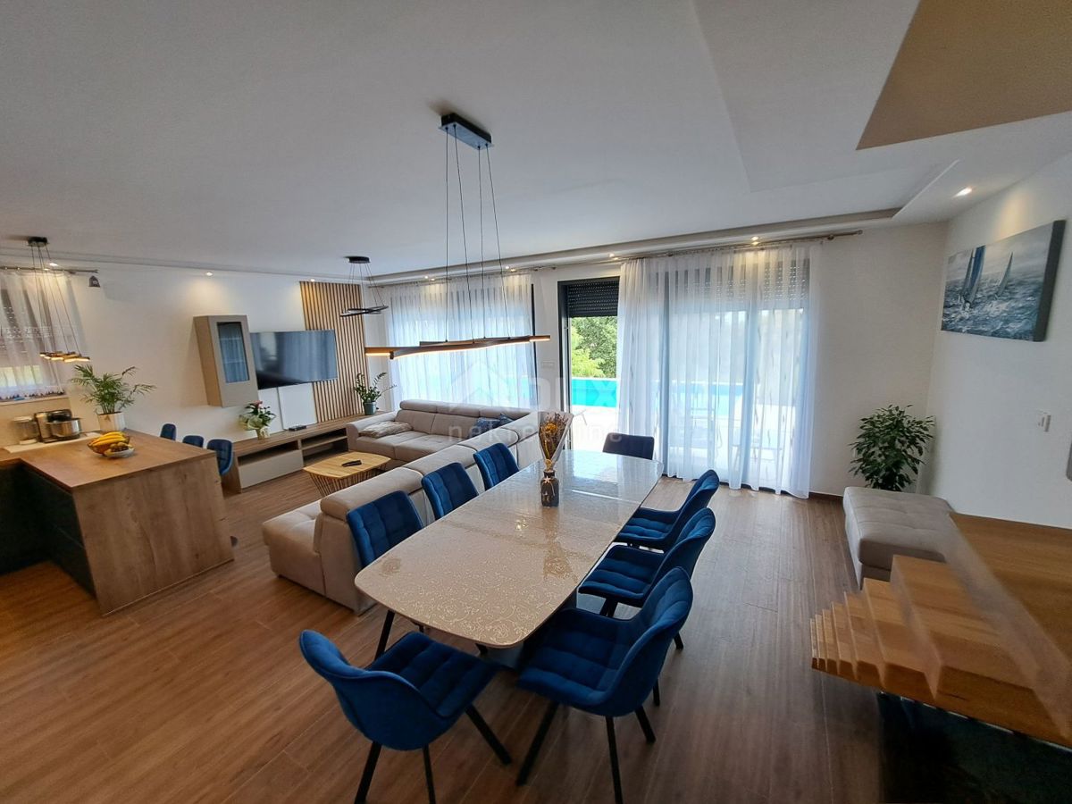 OPATIJA, LOVRAN - luksuzna vila z dvema apartmajema, dvema bazenoma in pogledom na morje 