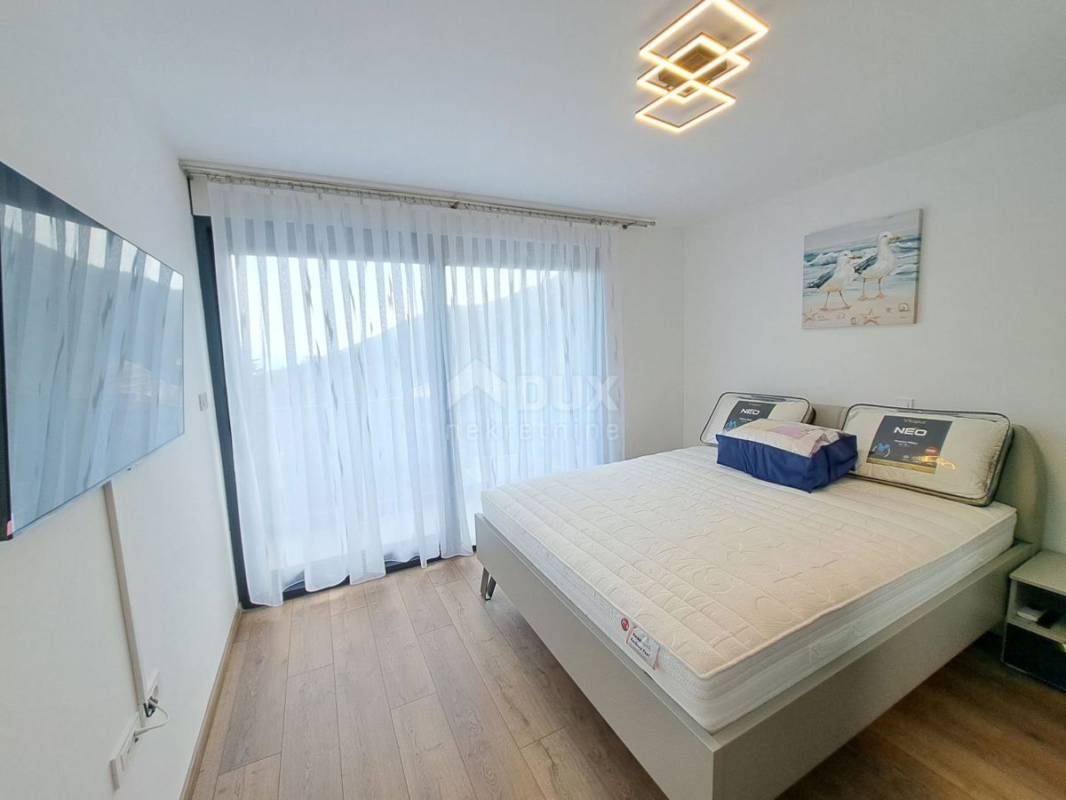 OPATIJA, LOVRAN - luksuzna vila z dvema apartmajema, dvema bazenoma in pogledom na morje 