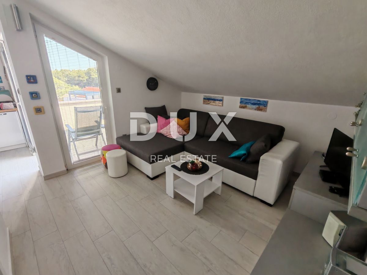  OTOK PAG, POVLJANA - Čudovit apartma v Povljani, en korak od plaže s teraso, ki ponuja spektakularen pogled na morje! 