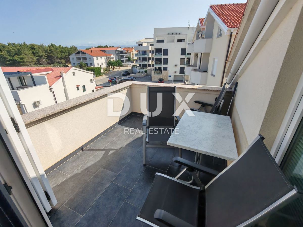  OTOK PAG, POVLJANA - Čudovit apartma v Povljani, en korak od plaže s teraso, ki ponuja spektakularen pogled na morje! 